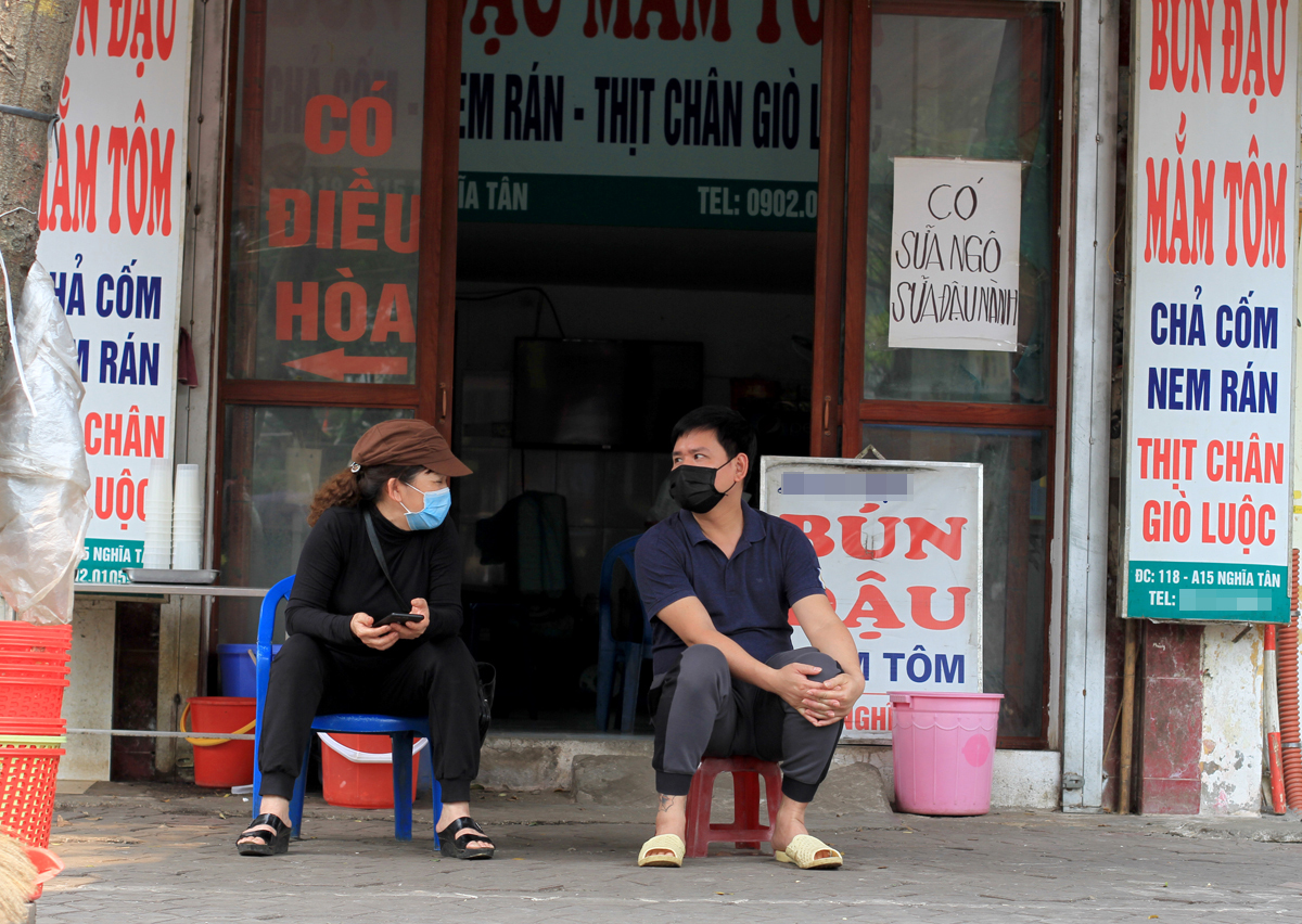 Người Hà Nội không kịp trở tay trước chỉ thị đóng cửa hàng